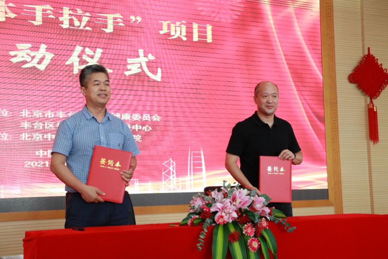 图片包含 桌子, 游戏机, 站, 男人
描述已自动生成