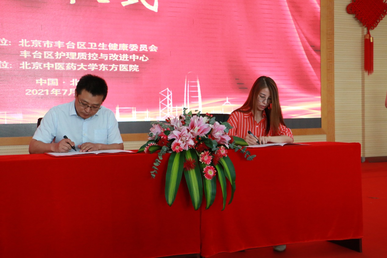 图片包含 室内, 桌子, 笔记本, 男人
描述已自动生成