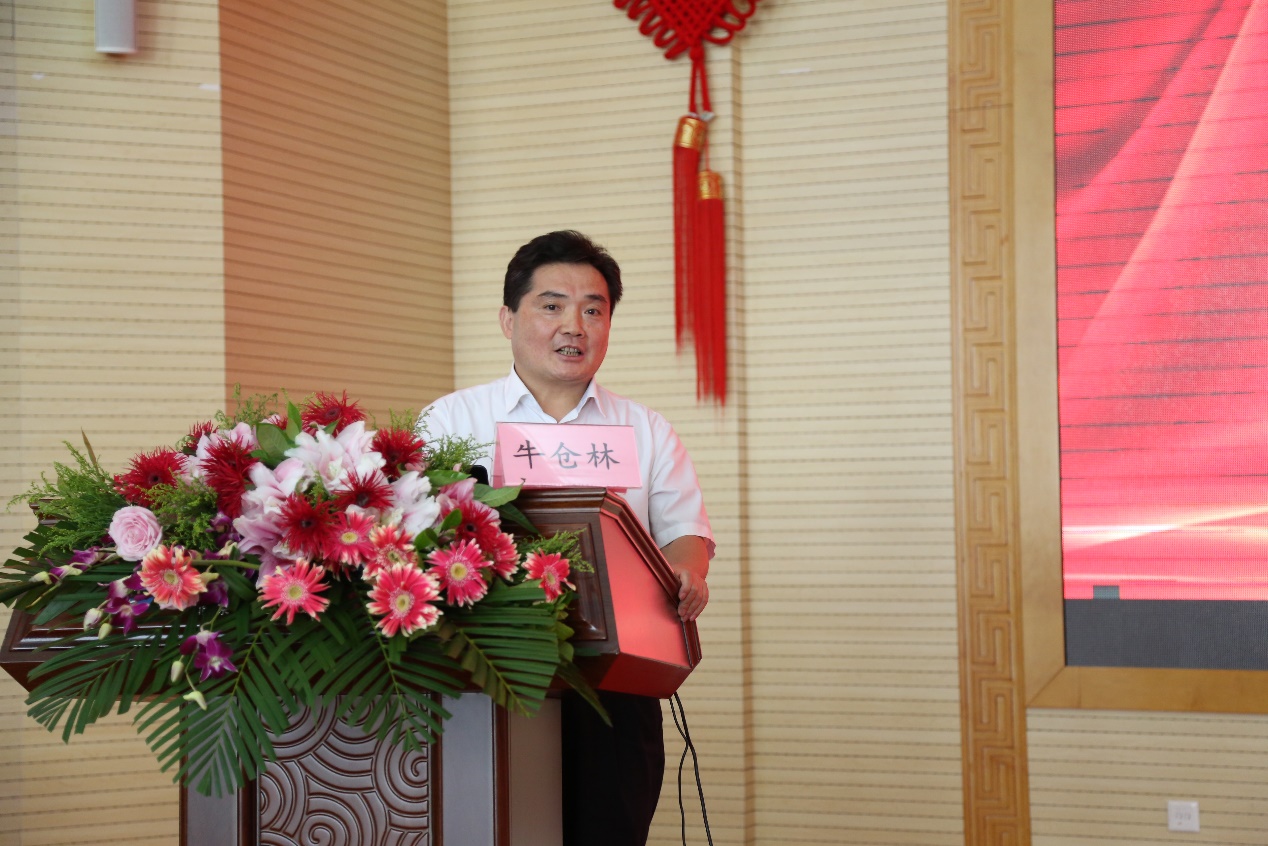 图片包含 建筑, 花, 男人, 前
描述已自动生成